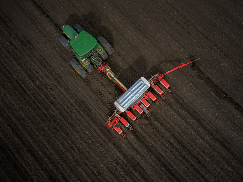 CHRONO 700 - Trailed high-speed precision planter with hydraulic front folding