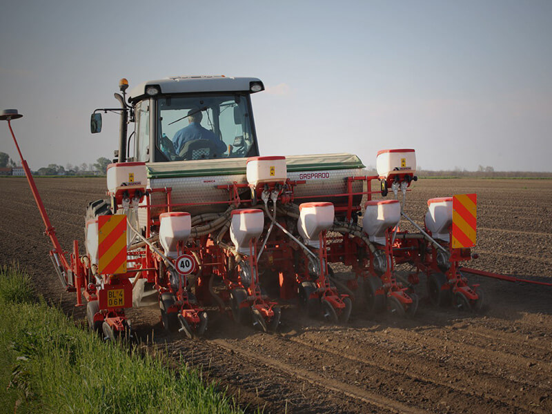MONICA - Precision planter with telescopic frame and adjustable row spacing