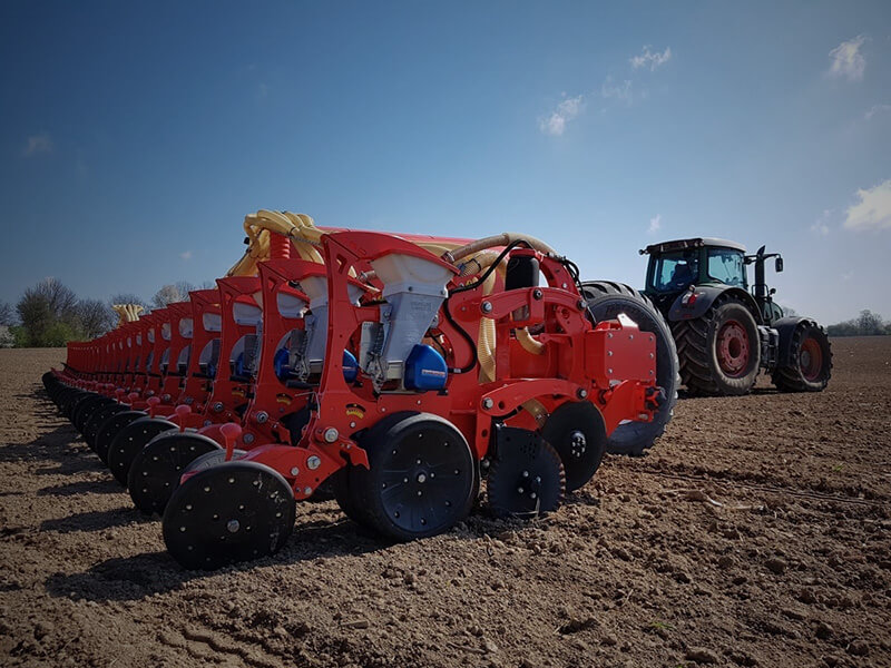 JULIA ISOTRONIC - Trailed precision planter with folding and floating 2-wing frame
