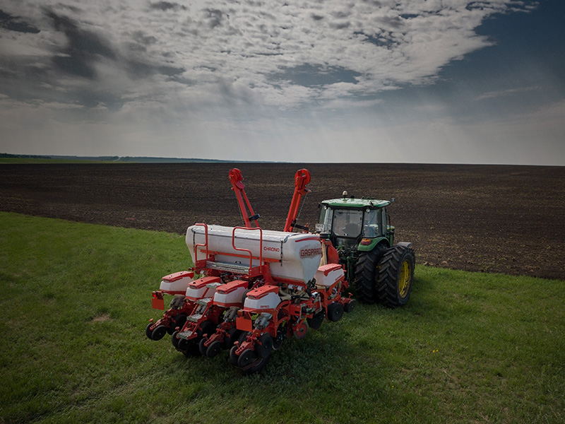 CHRONO 700 - Trailed high-speed precision planter with hydraulic front folding