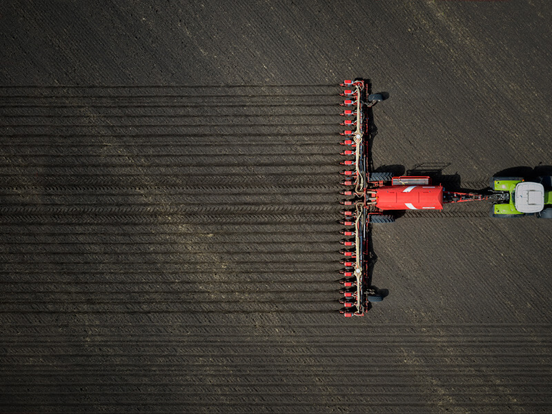 JULIA ISOTRONIC - Trailed precision planter with folding and floating 2-wing frame