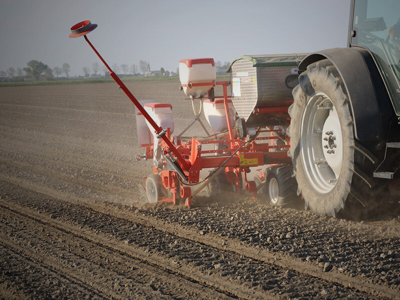 MONICA - Precision planter with telescopic frame and adjustable row spacing