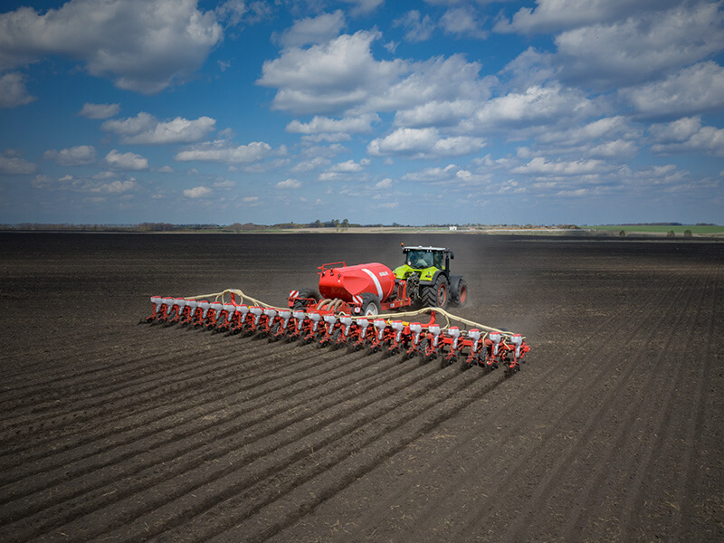JULIA ISOTRONIC - Trailed precision planter with folding and floating 2-wing frame