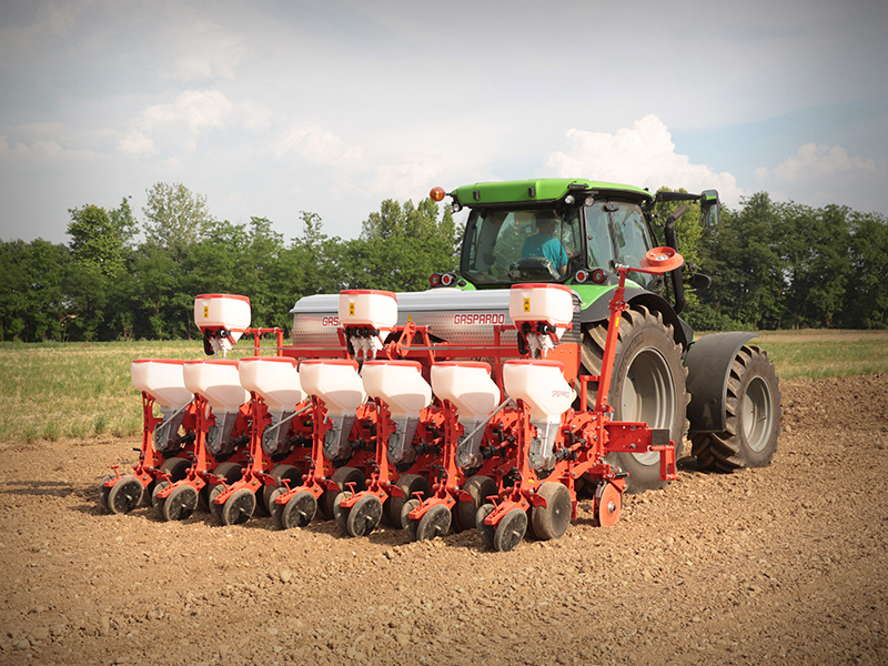 MAGA - Precision planter with folding wings frame and adjustable row spacing